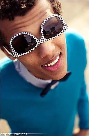 A votre avis de quelle couleur sont les yeux de Stromae ?