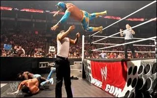 Que dit Christophe quand un catcheur fait une prise arienne ?