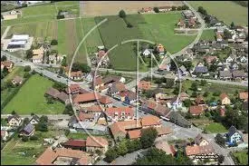 Nous survolons le village Haut-Rhinois de Sainte-Croix-en-Plaine. Nous sommes donc dans le ciel de la rgion ...