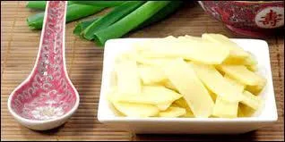 Les savoureuses pousses de bambou voisinent-elle avec les racines ou avec les feuilles du bambou ?