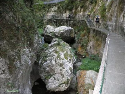 Elles sont situes dans les Pyrnes-Orientales et coulent le long d'un ruisseau qui leur a donn une partie du nom.