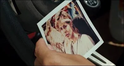 Qui prend la photo que John Connor donnera au rsistant qu'il enverra ?