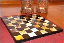 Voici un magnifique chiquier que l'on aimerait bien acqurir. Avec quel matriau a-t-il t fabriqu ?