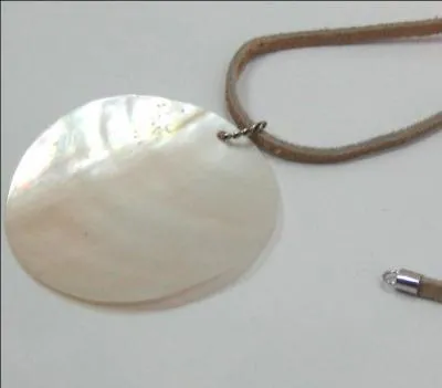 Et ce bijou, en quelle matire est-il ?