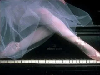  quel ge prend-elle des cours de chant, de thtre et de piano ?