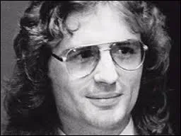 Avril : Apr&egrave;s 51 jours de si&egrave;ge men&eacute; par le FBI David Koresh et 81 membres de la secte des Davidiens disparaissent dans un gigantesque incendie pr&egrave;s de...