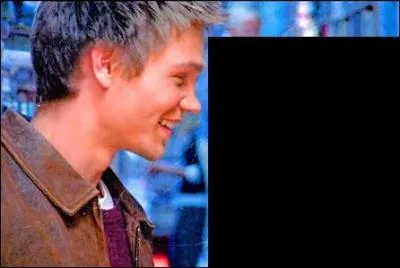 Qui est  ct de Lucas ?