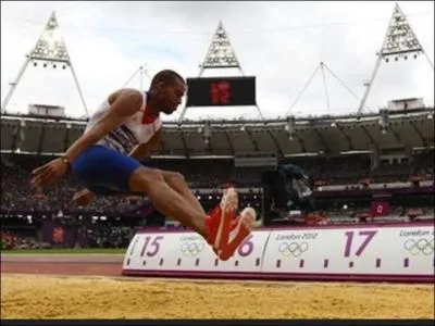 Dans le concours du triple saut, comment le premier bond doit-il se faire ?