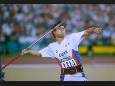 Quel est le poids d'un javelot chez les hommes ?