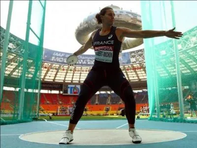 De quelle anne date le record du monde de lancer du disque chez les hommes ?