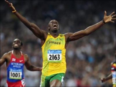 Quel homme dtient les records du monde des 100m et 200m ?
