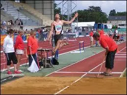 Dans le saut en longueur, de quelle matire la planche d'appel est-elle recouverte pour visualiser une ventuelle faute de pied ?
