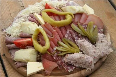 La gastronomie se base sur des produits simples et la charcuterie n'a pas d'quivalent en France, sauf peut-tre en Alsace (mais pas au mme prix ! ) : le  Brettljause  (casse-crote sur une planche). Que voyez-vous en haut, ces sortes de vermicelles blanchtres ?