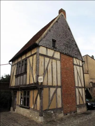 J'ai achet une ... . Elle a beaucoup de caractre mais il me faudra faire de gros travaux.