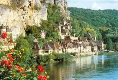 Quel est ce village du dpartement de la Dordogne se refltant dans la rivire dont les rues profitant de l'exposition plein sud de sa falaise s'ornent de plantes mditerranennes et tropicales ?