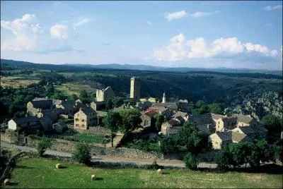 Archtype du village fortifi du dpartement de la Lozre de mon plateau, je domine les gorges du Chassezac, je suis :