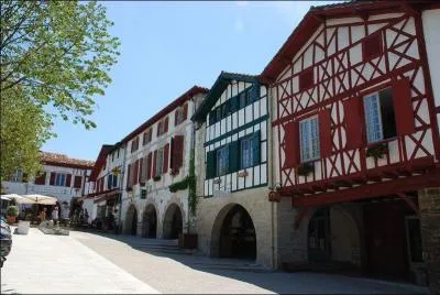 Superbe village de Basse-Navarre dans les Pyrnes-Atlantiques aux faades blanches et aux colombages peints en rouge ou en vert o vous pourrez assister en juillet  la Sardinade, je suis :