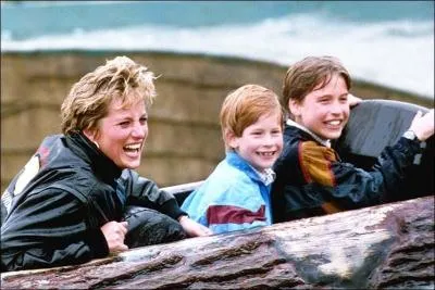 Comment s'appelle le fils an de Charles et Diana ?
