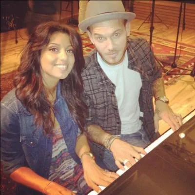 Qui est  ct d'elle ?