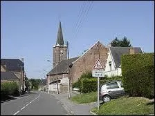 Nous traversons le village de Jolimetz. Ce village du Nord-Pas-de-Calais se situe dans le dpartement n ...