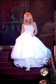 Ils se donnent rendez-vous au bal costum du lyce pour la danse de 11 heures, dans quel costume Sam vient-elle dguise ?