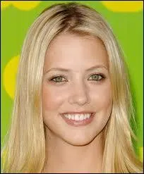 Qui joue Shelby Comings, l'ennemie de Sam ?