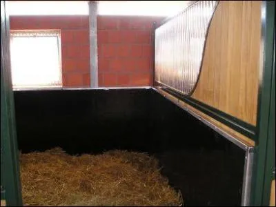 Le box du cheval a besoin d'tre cur...