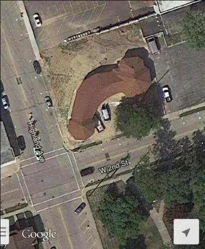 Voici une vue d'avion d'un btiment a priori tout  fait normal si ce n'est que sa forme est un peu... ol ol... . La photo a t prise aux USA, dans l'Illinois. Qu'est donc ce btiment nettement en forme de b... ?