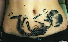 Est-ce un vrai ou un faux tatou ? Le moins que l'on puisse dire c'est qu'en matire de mauvais got, la frontire est sans cesse dpasse... Sur quelle partie du corps figure, bien videmment, ce tatou ?