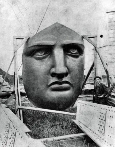 Voici un masque de taille impressionnante. Qui Est-ce ?