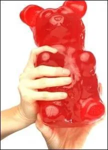 Ce trs joli nounours rouge est un bonbon gomme gant au got cerise. Il pse cinq livres et reprsente l'quivalent de combien de nounours gomme de taille normale ?