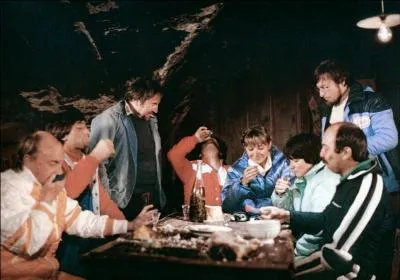 A priori, vu qu'on y mange une fondue gche par du fil  coudre, le film n'est pas un film de gourmet. Mais il comporte une fameuse scne de dgustation d'un alcool de... crapaud, accompagn... ?