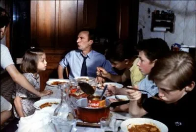 Mme si l'une des familles porte un joli nom de fruit rouge, le film n'est pas consacr  la cuisine, il suffit d'ailleurs de se souvenir du plat du lundi chez les Lequesnois... ?