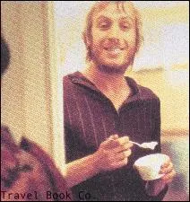 On est loin ici de la gastronomie, d'ailleurs, on est en Angleterre ! Dans Coup de foudre  Notting-Hill, Spike, le bienheureux colocataire trs cool de Hugh Grant, mange un  yaourt qui a un drle de got , quel got ?