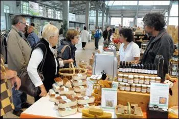 Un magasin bien achaland est un magasin qui a beaucoup de chalands (clients). Chaland vient de :