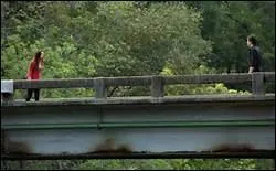 Quand Elena veut se brler en enlevant sa bague de jour, qui vient la sauver ?