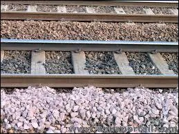 Quel est le nom donn  la couche de gravier qui supporte les rails de chemin de fer ?