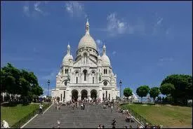 Combien de marches permettent d'accder au sommet de la colline Montmartre ?