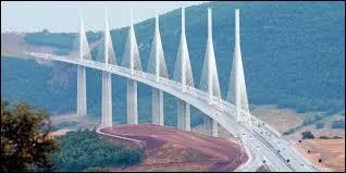 Quel est le pont le plus grand du monde pour vhicules, avec l'ensemble piles et pylnes culminant  343 mtres ?