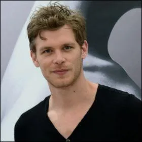 De qui est-il le plus proche ?