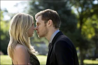 Dans quel pisode embrasse-t-il Caroline ?