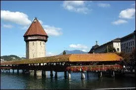 O peut-on admirer l'attraction touristique le  Kapellbrcke , cet ancien pont en bois ? (cf. photo)