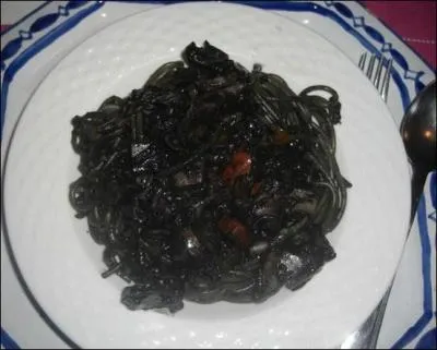 Contrairement aux apparences, cette photo reprsente un apptissant plat de spaghettis ! Les ptes ont t teintes en noir avec :
