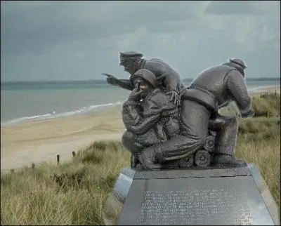 Ce monument en l'honneur de l'US NAVY est le seul qui soit rig en dehors du sol amricain. Sur quelle plage de Normandie cette oeuvre du sculpteur amricain Steven Spears est-elle visible ?