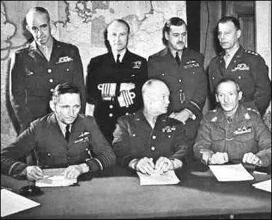 Winston Churchill serait personnellement intervenu pour que cette opration de dbarquement porte le nom de code   Overlord  . Que signifie ce mot en franais ?