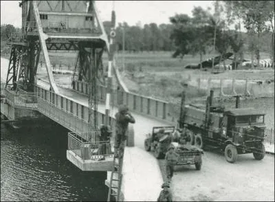 Sur le canal de Caen  la mer,  Pgasus Bridge  pont basculant fut pris ds minuit le 6 juin par les soldats britanniques. O tait-il situ ?