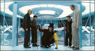 Vers la fin de la visite, qui sont les enfants qui restent avec Willie Wonka ?