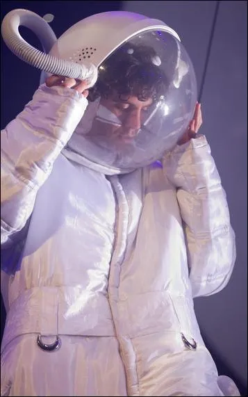 Mika en astronaute, en concert  Lisbonne.  quelle date a eu lieu ce concert ? (mois et anne)