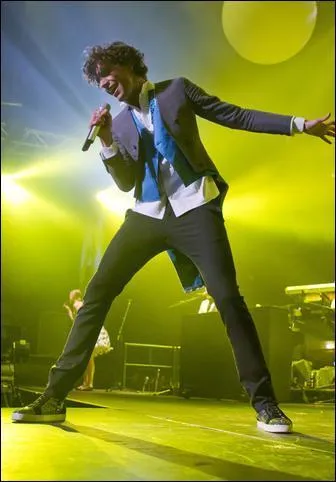 Qui a conseill  Mika de prendre des cours de chant et  quel ge ?