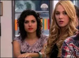 Qui aide Ludmila  embter Violetta ?